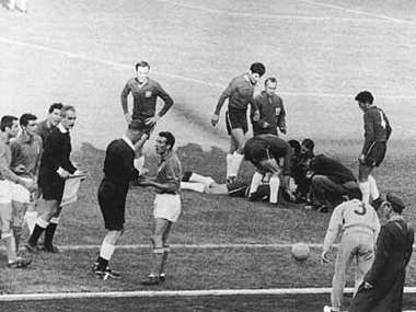 لحظة وقوع البرازيلي بيليه