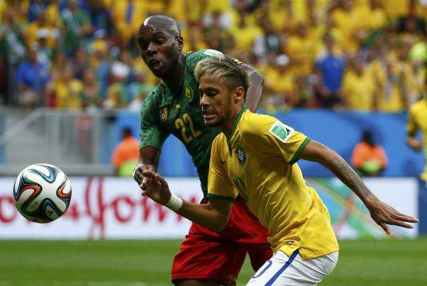 الكاميروني ألان نيوم يحارب على الكرة ضد البرازيل نيمار