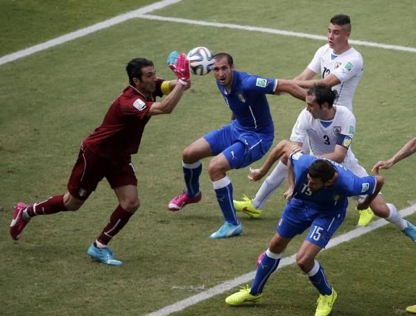 2014-06-24t163840z_105437287_tb3ea6o1cui4d_rtrmadp_3_soccer-world-m39-ita-uru_reuters