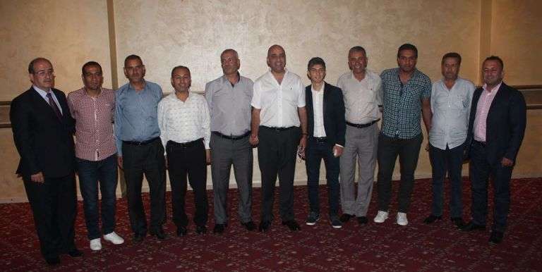 خوري يتوسط اللاعبين وأعضاء مجلس الإدارة