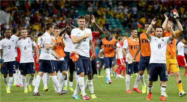 فرحة لاعبي منتخب فرنسا بالفوز في المباراة السابقة