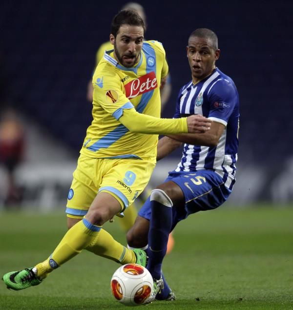  فرناندو ريجس (يمين)