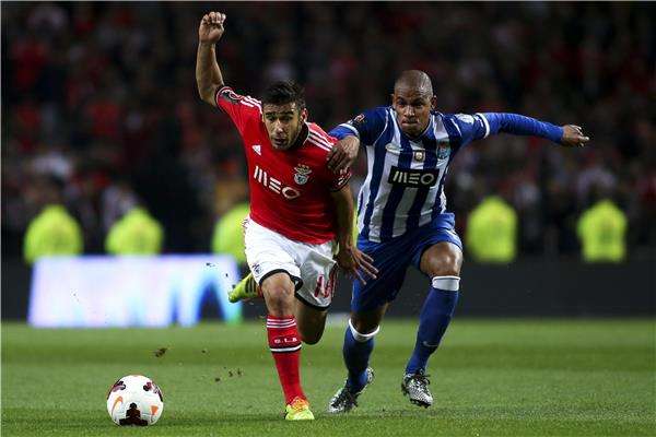 فرناندو ريجيس (يمين)