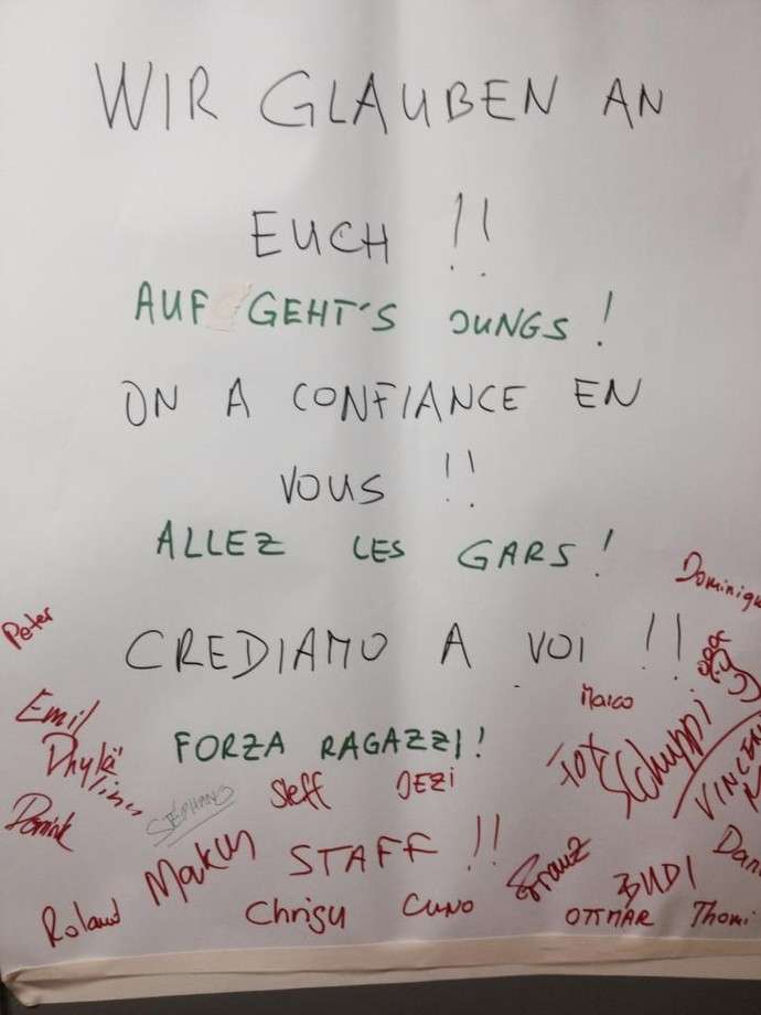 "نثق بكم..هيا ياشباب" بثلاث لغات مختلفة