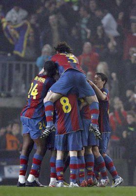 فرحة لاعبي برشلونة بهدف التعادل امس