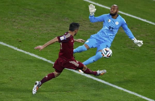 الحارس مبولحي تألق أمام روسيا