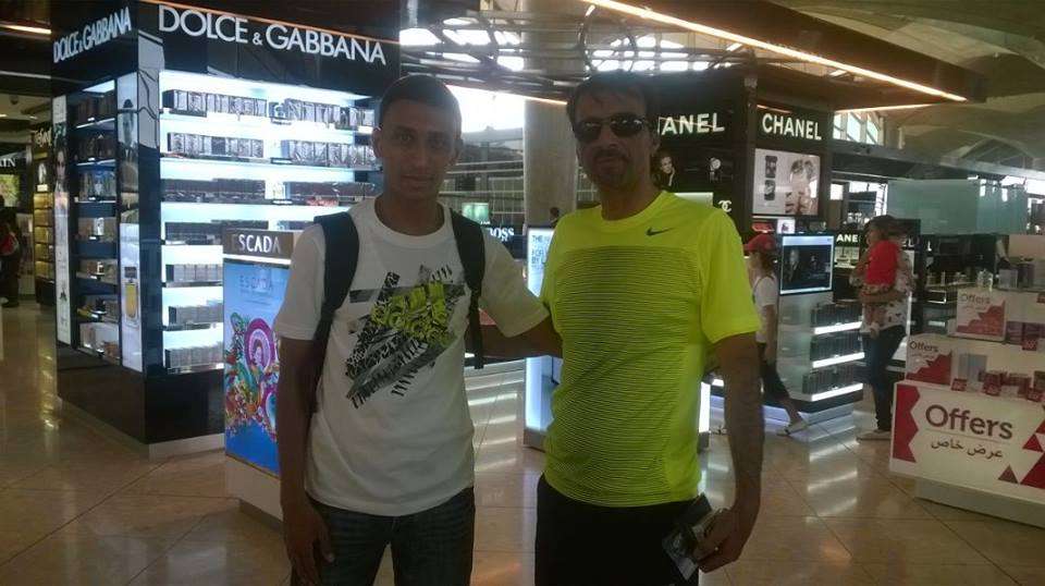 السيلاوي واللاعب ذوذان أثناء تواجدهما اليوم بالمطار متوجهين للسعودية
