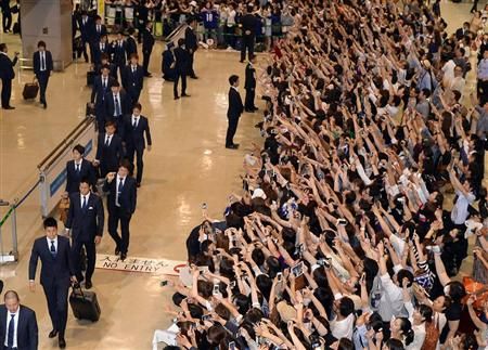 الجماهير اليابانية تستقبل اللاعبين في مطار ناريتا الدولي