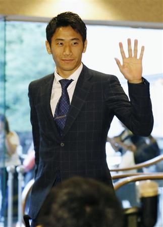 شينجي كاجاوا يلقي التحية للجماهير الحاضرة في صالة المطار