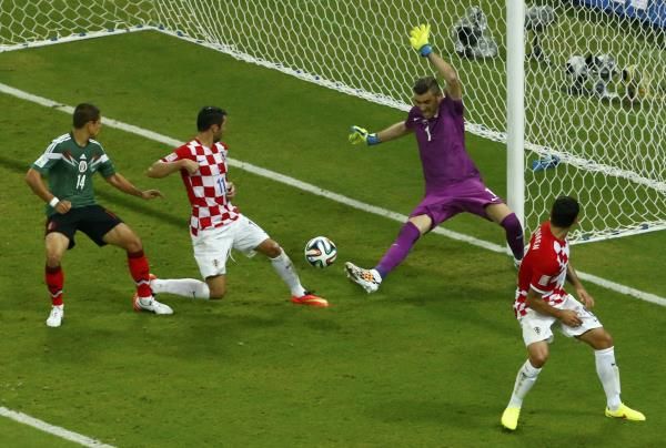 2014-06-23t213414z_1193481824_tb3ea6n1nz76j_rtrmadp_3_soccer-world-m34-cro-mex_reuters