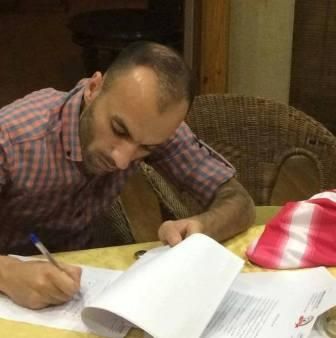 عصام مبيضين خلال توقيعه الليلة لشباب الأردن 