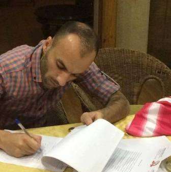 عصام مبيضين خلال توقيعه الليلة لشباب الأردن 