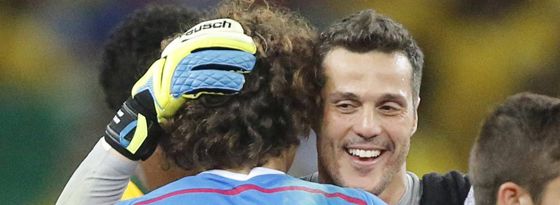 جوليرمو اوشوا يتلقى تحية من جوليو سيزار