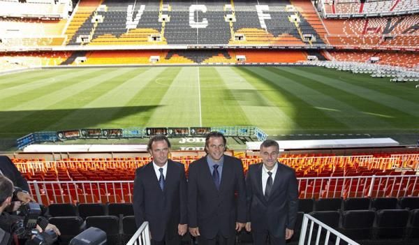 الأرجنتيني خوان أنطونيو بيتزي (وسط) خلال تقديمه مدربا جديدا لفالنسيا.