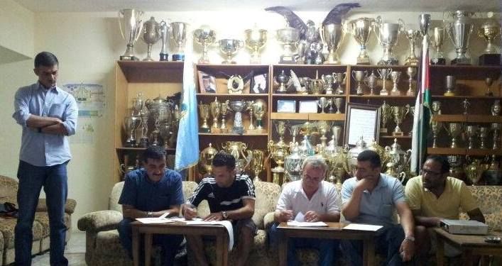 أبو علي يوقع بحضور مجلس إدارة الفيصلي