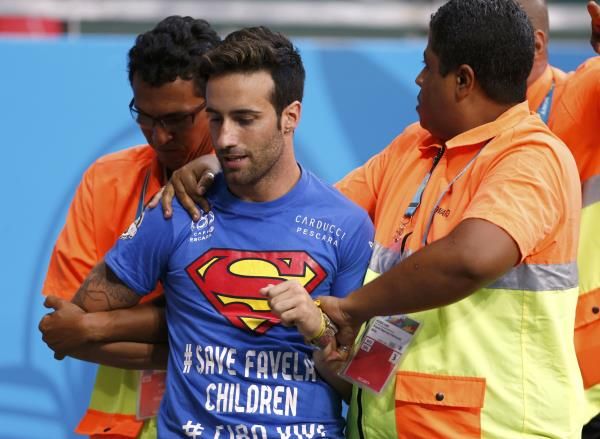 المشجع الذي اقتحم مباراة أمريكا وبلجيكا