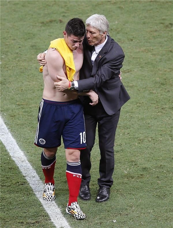 خوسيه بيكرمان يواسي جيمس رودريجيز عقب الخسارة من البرازيل