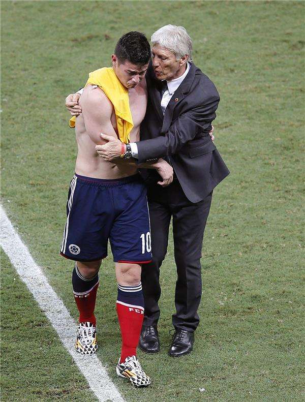 خوسيه بيكرمان يواسي جيمس رودريجيز عقب الخسارة من البرازيل