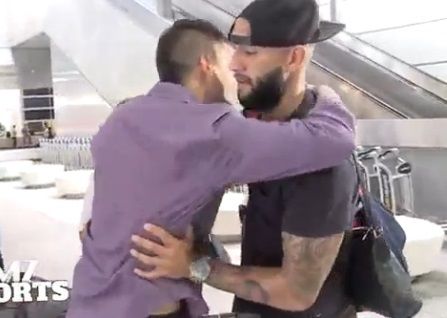 هاوارد يتلقى تهنئة من مشجع قبل دفعه