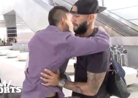 هاوارد يتلقى تهنئة من مشجع قبل دفعه