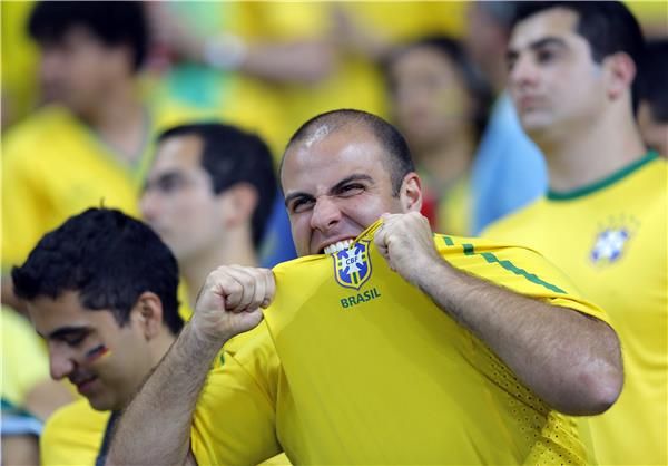 مشجع برازيلي ينفجر من انتكاسة منتخب بلاده
