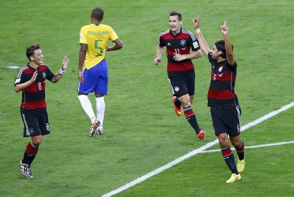 أوزيل وكلوزه وخضيره بعد الفوز الكبير 