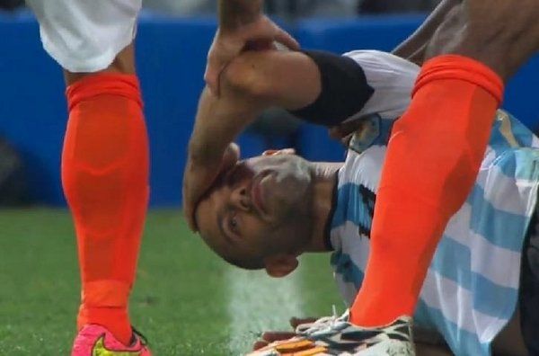 mascherano-se-ha-caido-al-suel_54410950062_54115221154_600_396