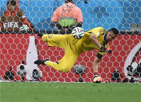 روميريو يتصدى لإحدى ركلات الترجيح