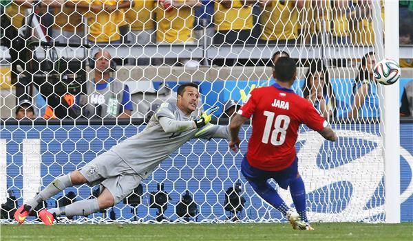 جوليو سيزار قاد البرازيل للتغلب على تشيلي في دور ال16 بركلات الترجيح