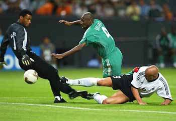 جانب من لقاء المانيا والسعودية في مونديال 2002