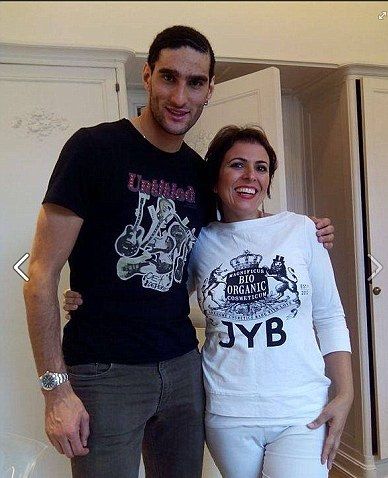 article-2687744-1F8CAA8F00000578-896_634x497