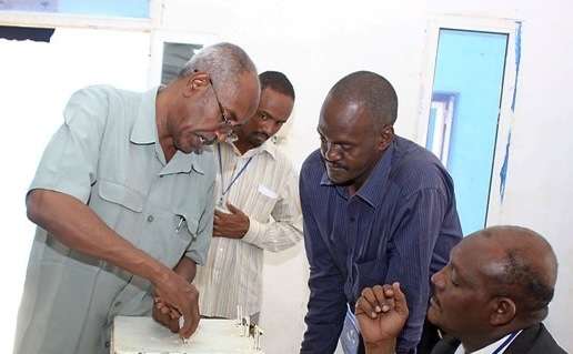 المرشح لمنصب الامين العام  احمد عبدالقادر يدلي بصوته