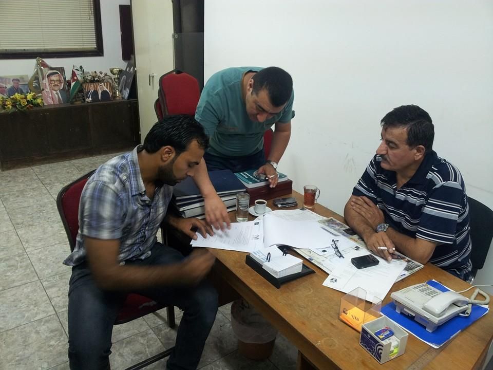 أبو خوصة خلال توقيع العقد 