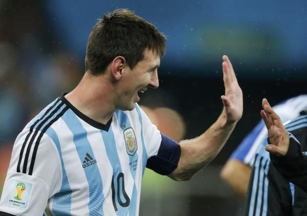 2014-07-09t235041z_1262614648_tb3ea7a027ph2_rtrmadp_3_soccer-world-m62-ned-arg_reuters