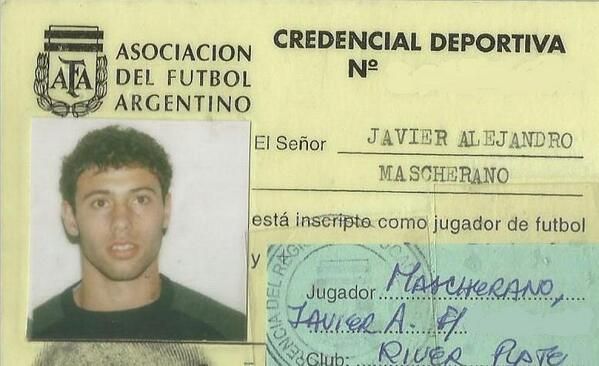 بطاقة ماسكيرانو عندما كان لاعبا في ريفر قبل سنوات