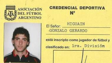 بطاقة هيجواين عندما كان لاعبا في ريفر قبل سنوات