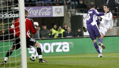 لاعب بايرن ميونخ لوكا توني يسجل الهدف الثاني