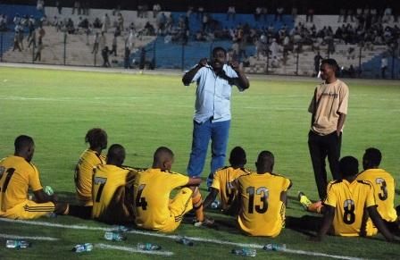 مدرب الاتحاد يحاضر اللاعبين بين الشوطين