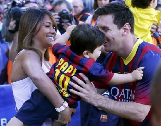 lionel-messi-with-antonella-roccuzzo-and-son-thiago