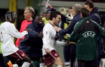 من افراح ارسنال بالفوز على ميلان