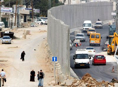 جدار الفصل العنصري داخل بلدة أبو ديس