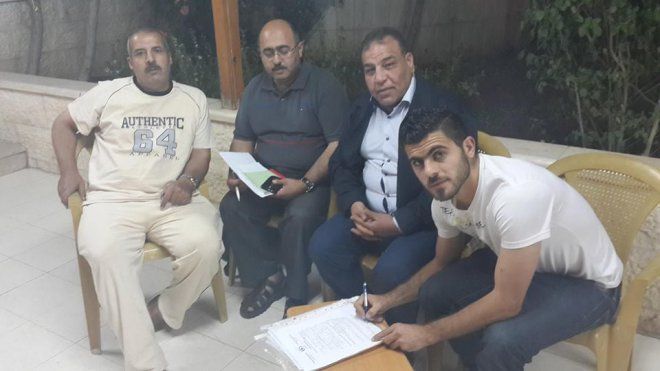 اللاعب دهمان خلال توقيع العقد