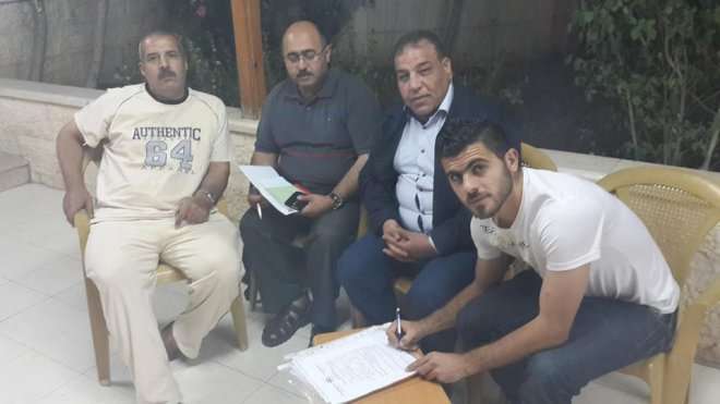 اللاعب دهمان خلال توقيع العقد