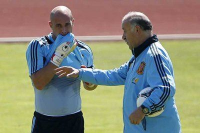  الحارس بيبي رينا و المدرب ديل بوسكي 