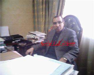 :: الأستاذ عماد المسدي بمكتبه أثناء إجراء الحوار ::