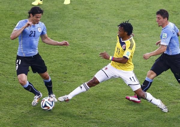 كوادرادو "إلى اليمين" بقميص منتخب كولومبيا