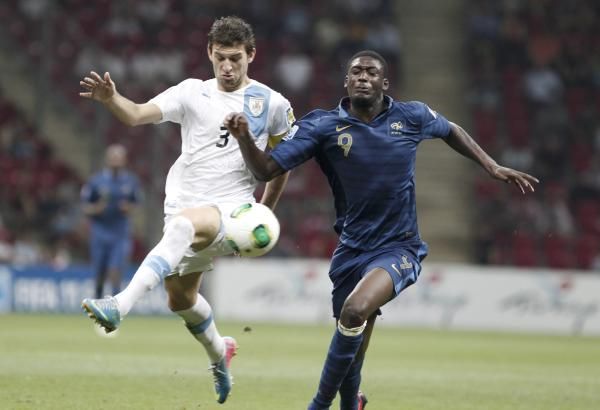 جاستون سيلفا على اليسار