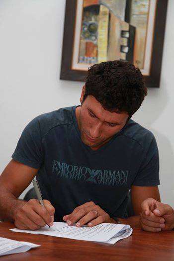 إبراهيم البحري وهو يمضي العقد مع الصفاقسي  