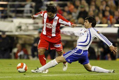 اللاعب سيرجيو اغويرو خلال مبارة اتلتيكو مدريد ضد سرقسطة على اليسار 