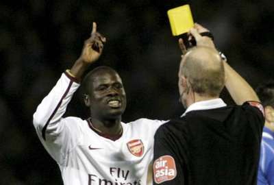 ايبويه اثناء تلقيه لبطاقة صفراء بمباراة بورتسموث